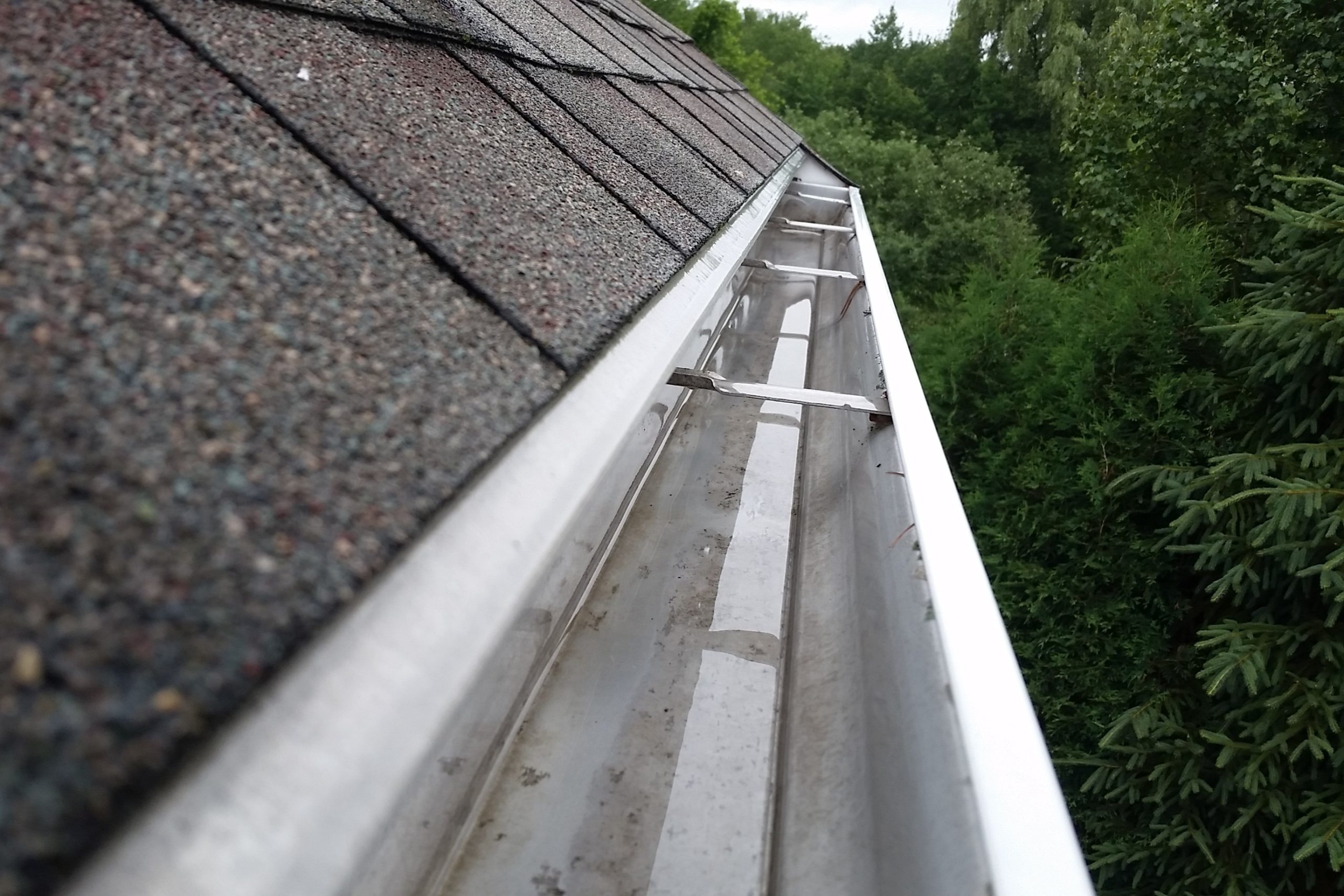 Cleaning the exterior face of residential gutters