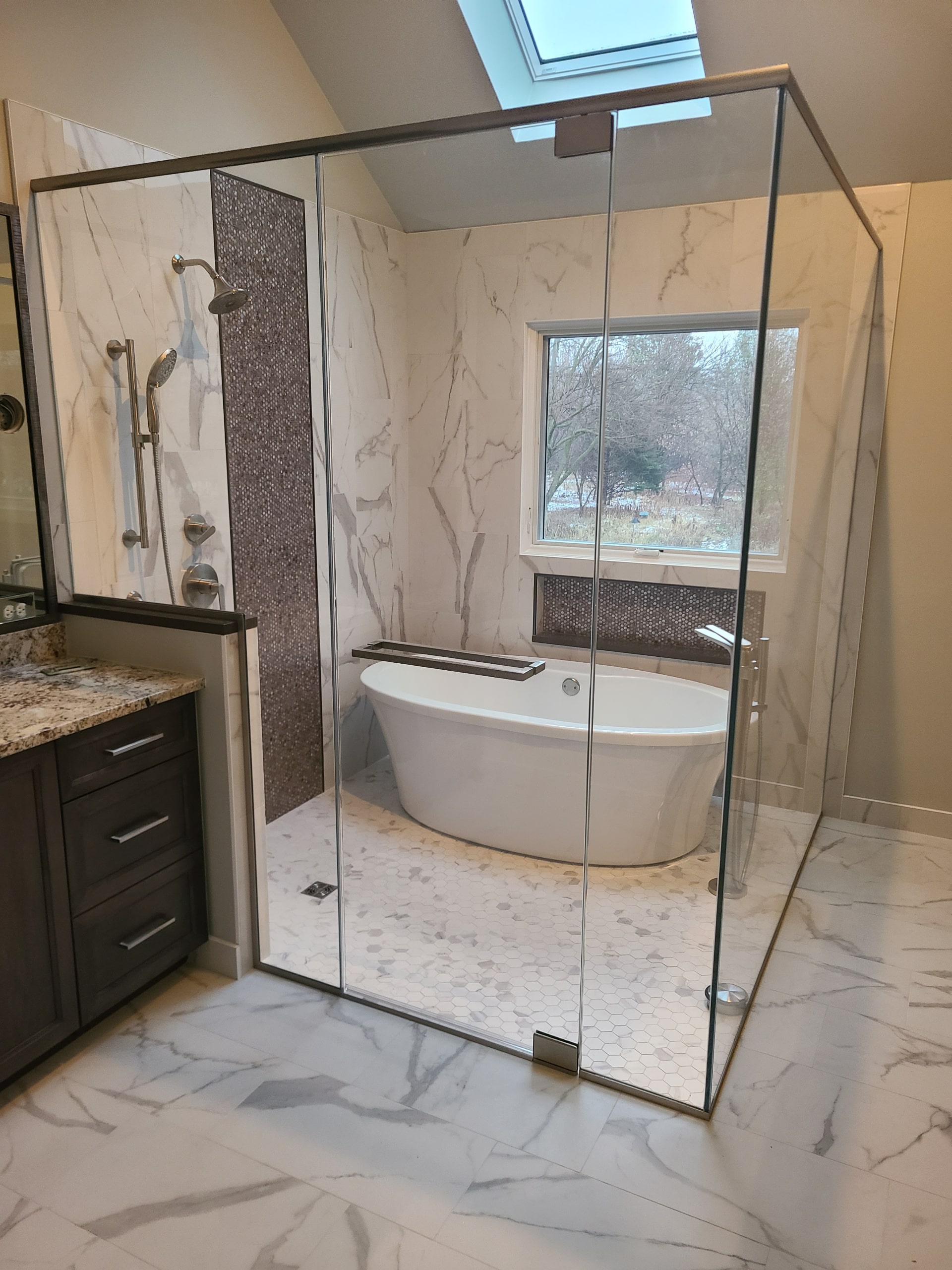 Combined tub and shower with custom glass